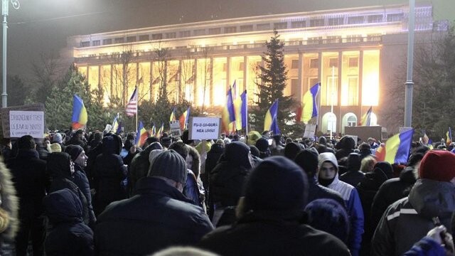 Romanya&#039;da 200 binden fazla gösterici hükümetin istifasını istedi