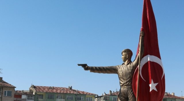 Şehit Ömer Halisdemir’in heykeli memleketi Niğde’ye dikildi