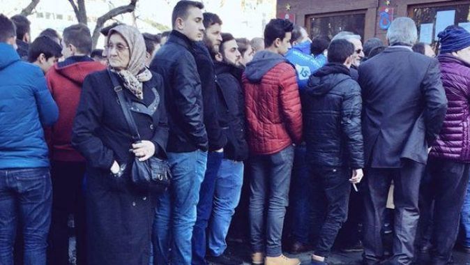 Trabzon&#039;da bilet kuyruğunda bekleyen teyze sosyal medyayı salladı
