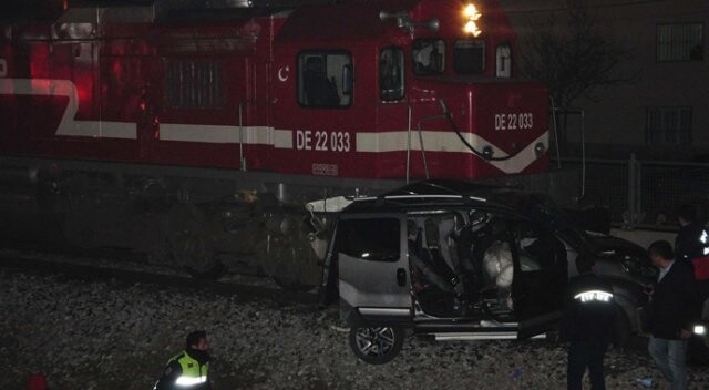 Yolcu treninin çarptığı otomobilde ölü sayısı 2 oldu
