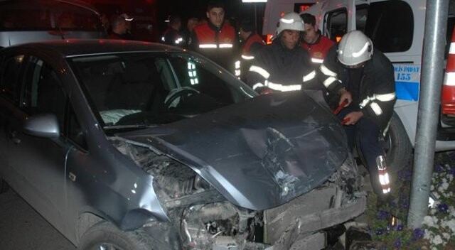 Adana&#039;da polis aracı ile otomobil çarpıştı
