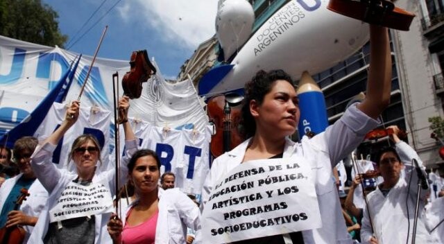 Arjantin&#039;de sendikalar hükümeti protesto etti