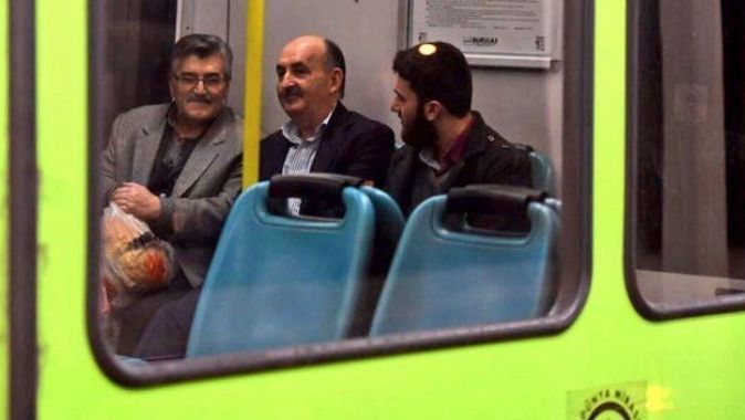 Bakan Müezzinoğlu metroda vatandaşlarla sohbet etti