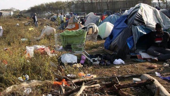 Fransa&#039;da belediye sığınmacılara yemek vermeyi yasakladı