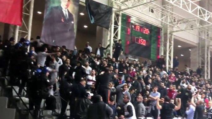 Beşiktaş SJ-Pınar Karşıyaka maçı, tribün olayları sebebiyle durdu