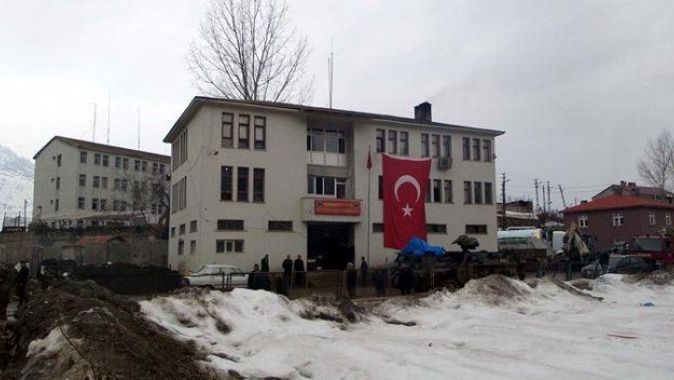Beytüşşebap Belediye Binasına Türk bayrağı asıldı