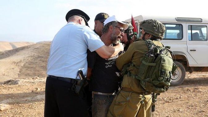 İsrail askerleri 12 Filistinliyi gözaltına aldı