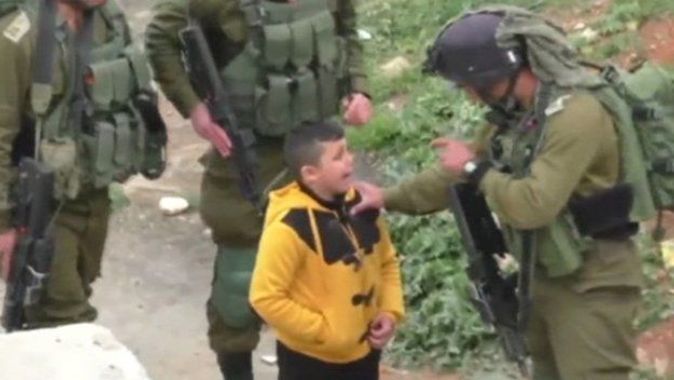 İsrail askerleri 8 yaşındaki Filistinliyi gözaltına almak istedi