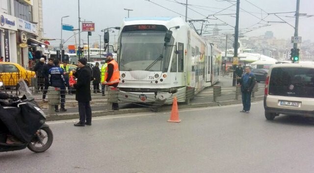 İstanbul&#039;da tramvay ikinci kez raydan çıktı