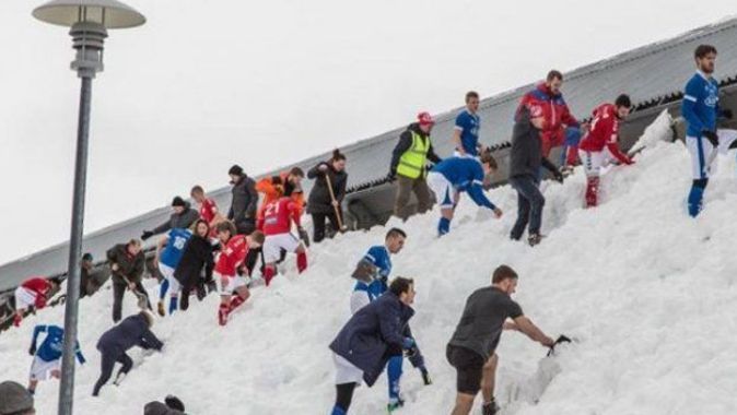 İzlanda&#039;daki futsal maçında salonun çatısına çığ düştü