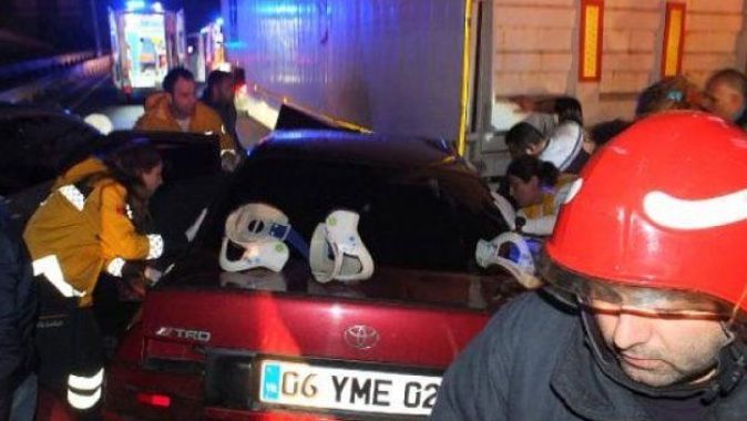 Kocaeli&#039;de feci kaza: Otomobil TIR&#039;ın altına girdi