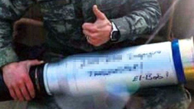 Trabzonsporlu asker, bombanın üzerine &quot;2010-11 şampiyonu Trabzonspor&quot; yazdı