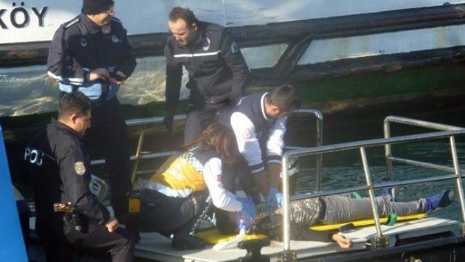 Üsküdar&#039;da denize atlayan genç kurtarıldı