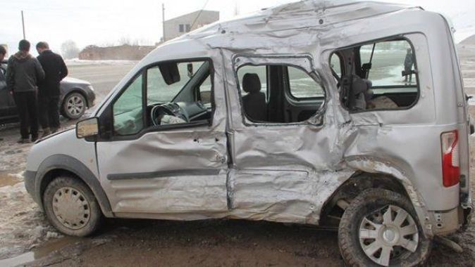 Van&#039;da tır ile otomobil çarpıştı: 1 ölü, 4 yaralı