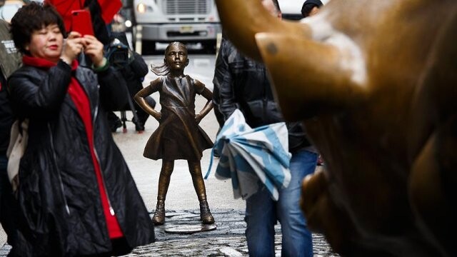 Wall Street&#039;in bronz boğasına karşı &#039;korkusuz kız&#039; heykeli