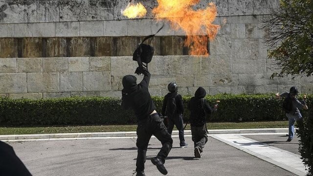 Yunanistan&#039;da parlamento binasına molotofkokteylli saldırı