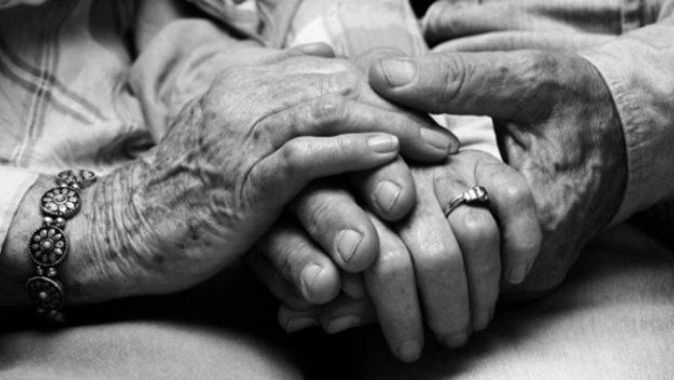 71 yıllık evli çift 4 dakika arayla öldü