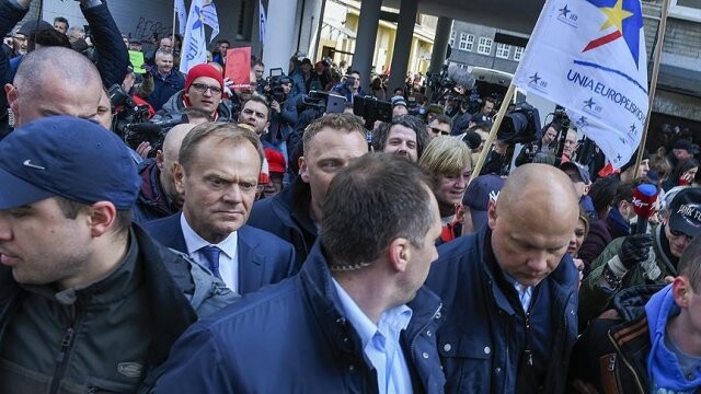 AB Konseyi Başkanı Tusk&#039;a ülkesinde protestolu karşılama