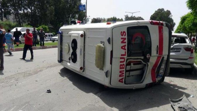 Adana&#039;da ambulans 3 otomobile çarptı, yaralılar var