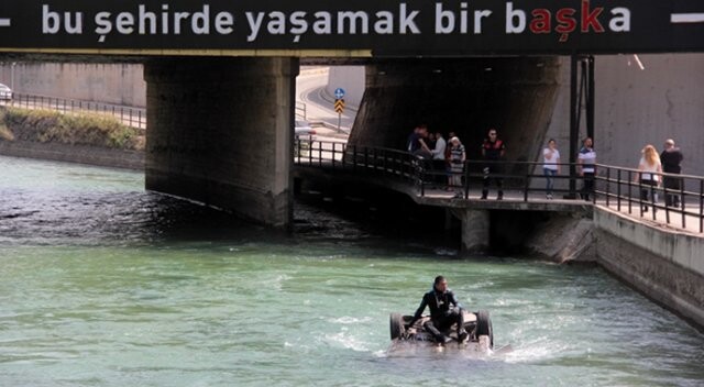 Adana&#039;da otomobil su kanalına düştü