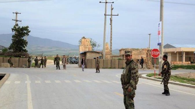 Afgan askeri üssüne saldırı: 140 ölü