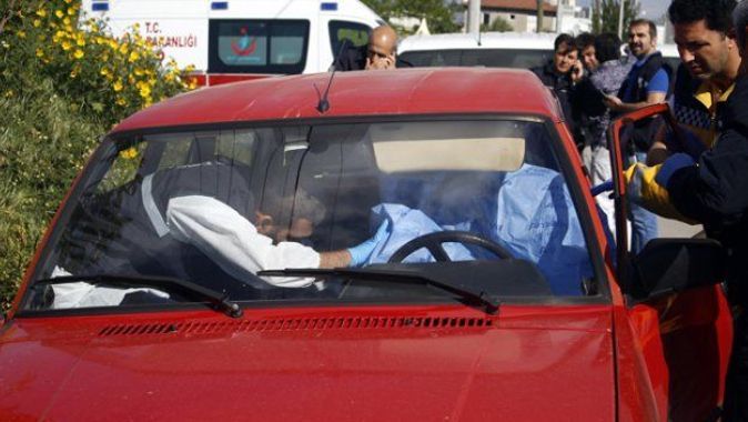 Antalya’da otomobilde şüpheli ölüm