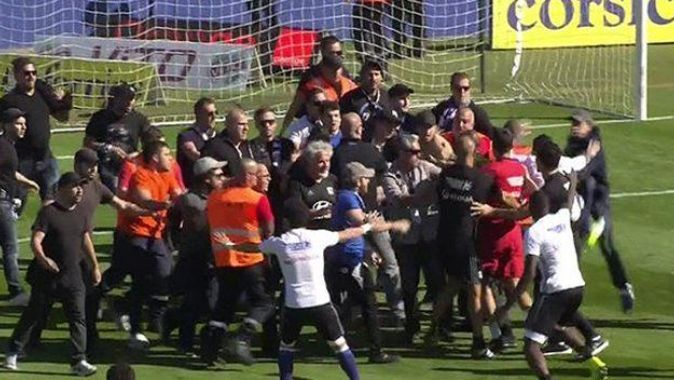 Bastia taraftarından Lyonlu futbolculara saldırı!