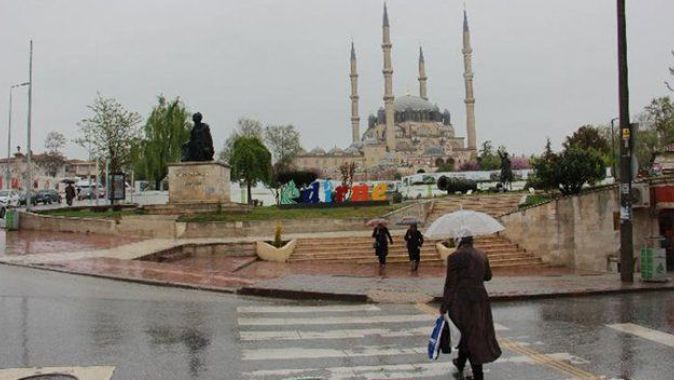 Edirne’de sağanak yağış etkisini sürdürüyor