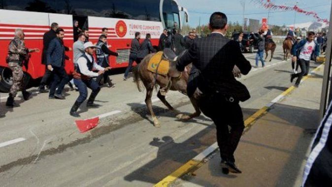 Erdoğan&#039;ı atlı ciritçiler karşıladı