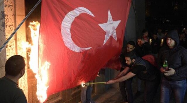 Ermenistan&#039;da şoke eden görüntü... Türk bayrağını yaktılar!