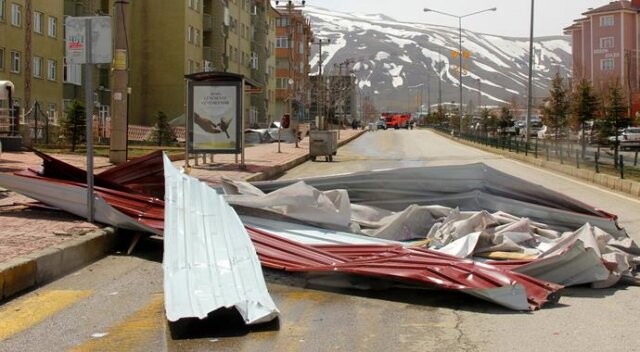 Erzurum&#039;da fırtına çatıları uçurdu