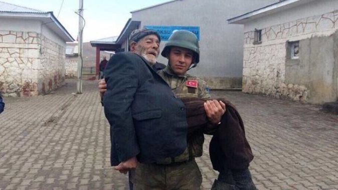 Erzurum&#039;da mehmetçik yaşlı adamı sandığa kucağında götürdü