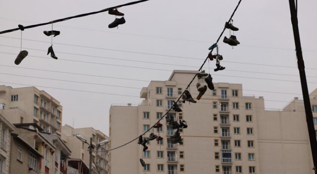 Esenyurt’ta elektrik kablolarına asılı onlarca ayakkabı şaşırttı