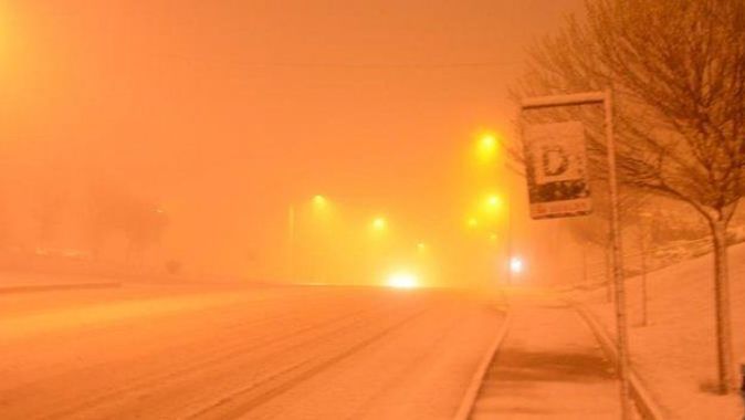 Eskişehir&#039;de kar yağışı yolları kapattı