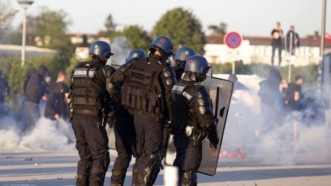Fransız polisi açıkladı: 12 kişiyi tutukladık