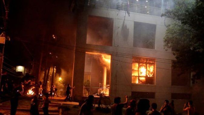 Paraguay&#039;da ortalık fena karıştı! Göstericiler Kongre binasını ateşe verdi