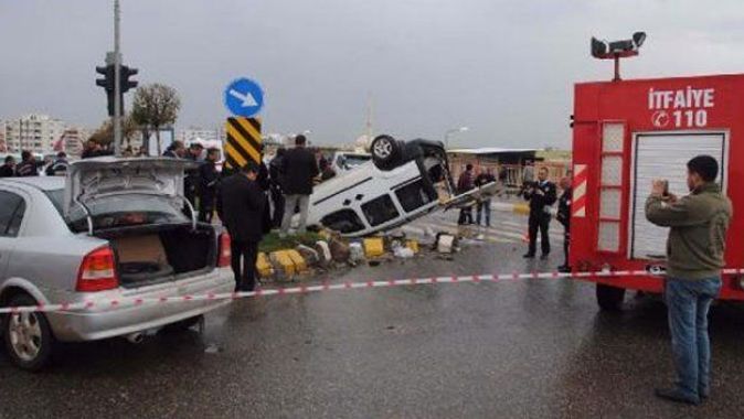 Şanlıurfa&#039;da otomobille hafif ticari araç çarpıştı