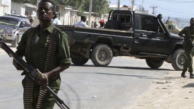 Somali&#039;de askeri üsse bomba yüklü araçla saldırı