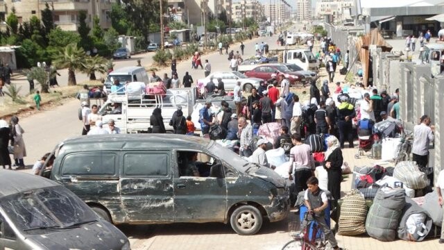 Suriye&#039;de rejim kuşatmasındaki Vaer&#039;den tahliyeler sürüyor
