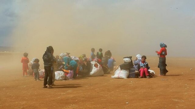 Suriyeli sığınmacıların çölde bekleyişi sürüyor