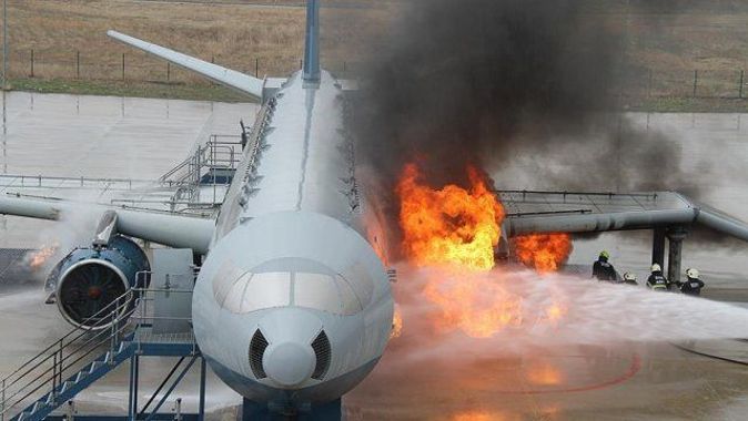 Uçak yangınlarına simülatörle hazırlanıyorlar
