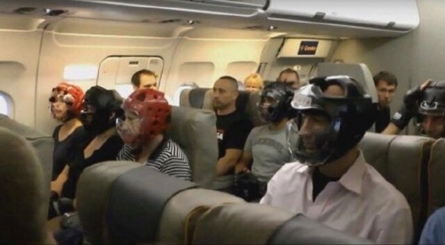 United Airlines yolcularından kasketli önlem