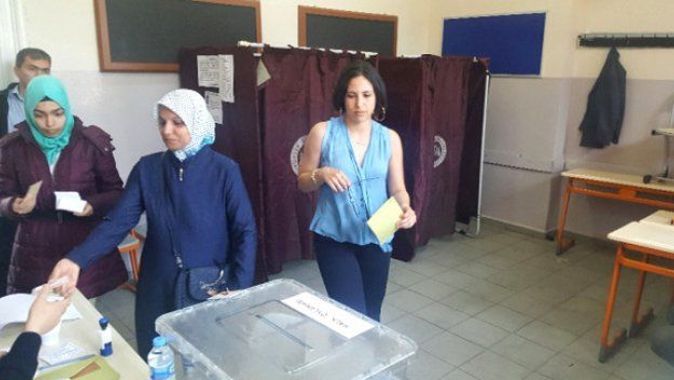 Zehra Çilingiroğlu, oy zarfını alıp dışarı çıkıyordu