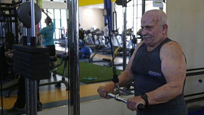 84 yaşında vücut geliştirme sporu yapıyor