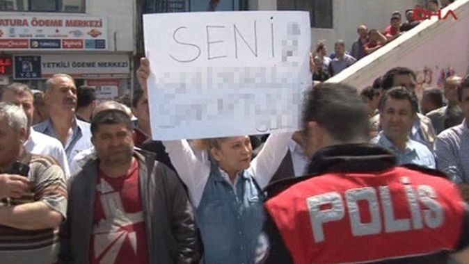 Abdullah Gül’ü beklerken öyle bir pankart açtı ki… Görenler bir daha baktı!