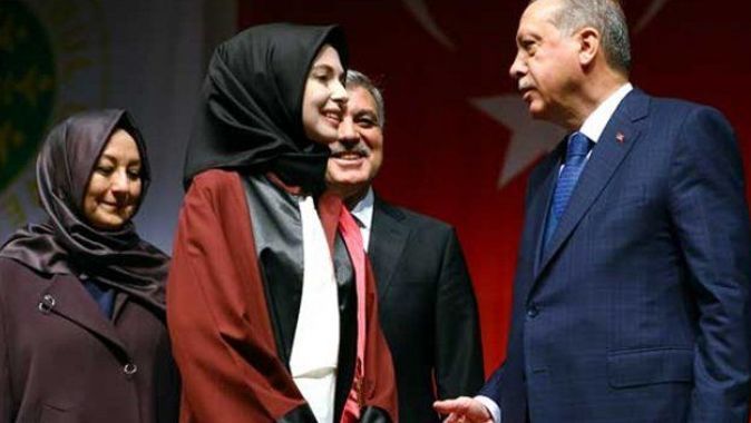 Abdullah Gül gelinine diplomasını verdi