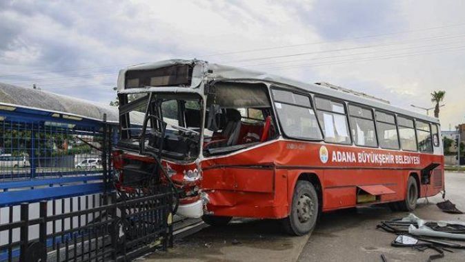 Adana&#039;da iki belediye otobüsü çarpıştı
