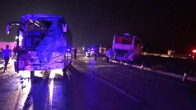 Afyonkarahisar&#039;da iki otobüs çarpıştı: 23 yaralı