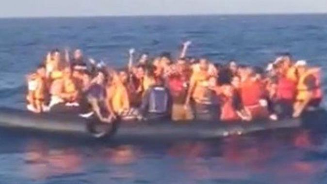 Akdeniz&#039;de 1 günde 2 bin 300 göçmen kurtarıldı