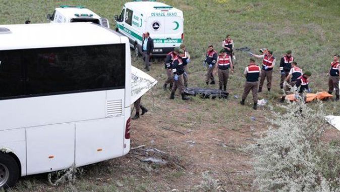 Ankara&#039;da yolcu otobüsü devrildi: Ölü ve yaralılar var
